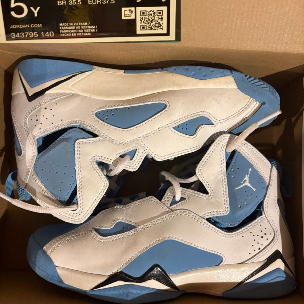 Jordan big Kids 5Y True Flight with box like new